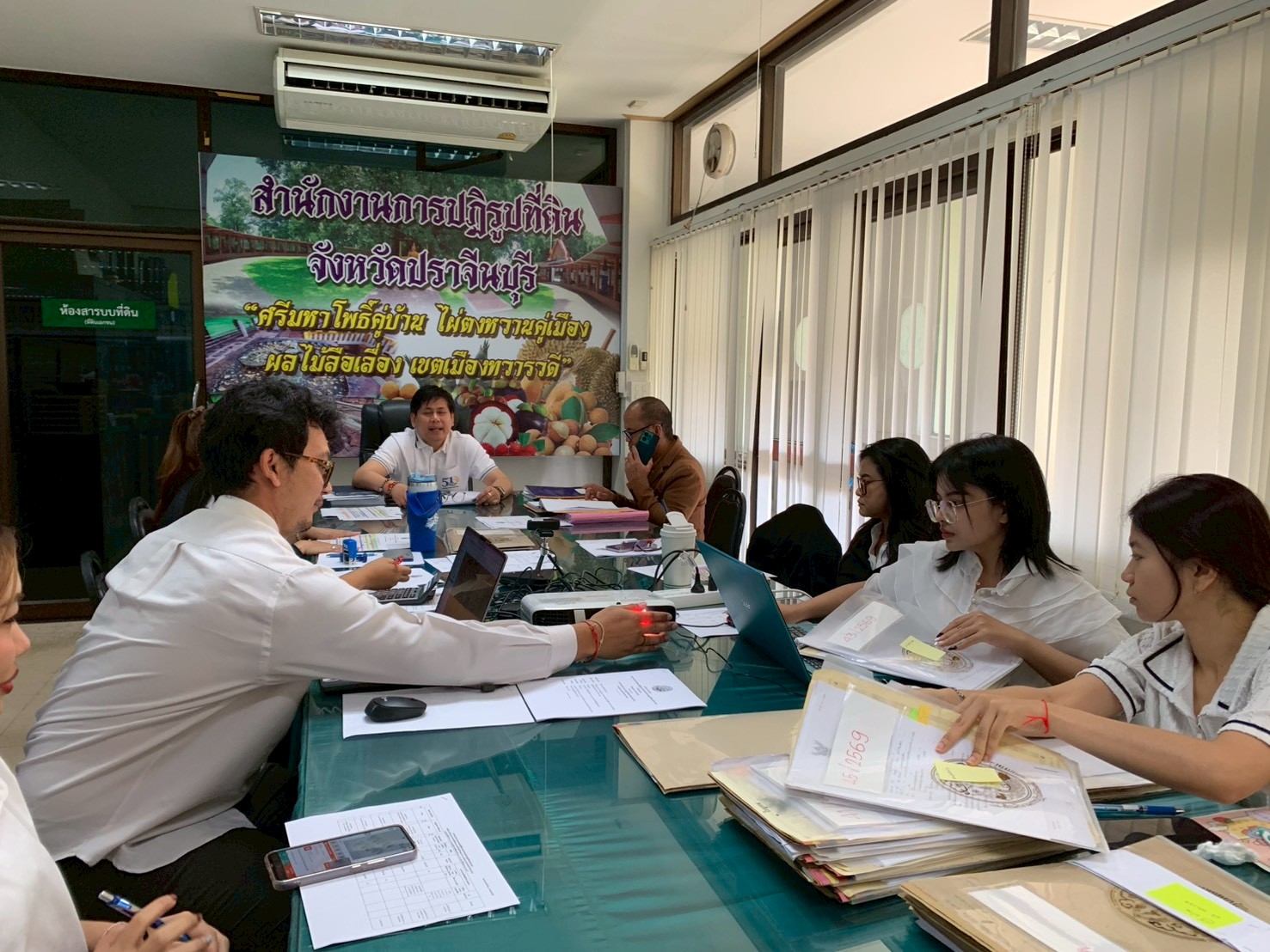 title - วันพุธที่ 18 มีนาคม 2569 เวลา 09.30 น. นายวิทูล ประดิษฐบุญ ปฏิรูปที่ดินจังหวัดปราจีนบุรี  พร้อมด้วยผู้อำนวยการกลุ่มงานช่างและแผนที่ ผู้อำนวยการกลุ่มกฎหมาย  ผู้อำนวยการกลุ่มการเงินบัญชีและจัดเก็บผลประโยชน์  ผู้อำนวยการกลุ่มยุทธศาสตร์และการปฏิรูปที่ดินและเจ้าหน้าที่ส.ป.ก.ปราจีนบุรี ที่เกี่ยวข้องจัดการประชุมคณะทำงานตรวจสอบคุณสมบัติผู้ยื่นคำขอเข้าทำประโยชน์ในเขตปฏิรูปที่ดินจังหวัดปราจีนบุรีครั้งที่ 7/2569 ณ ห้องประชุมสำนักงานการปฏิรูปที่ดินจังหวัดปราจีนบุรี